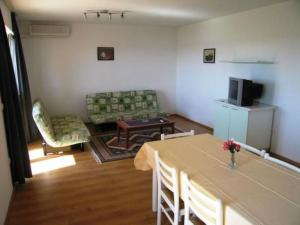 Apartment Nette Ferienwohnung mit Whirlpool und Garten by Interhome