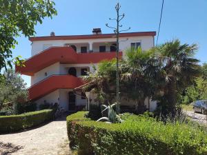 Apartment Ganze Wohnung in Ližnjan mit Möbliertem Balkon by Interhome