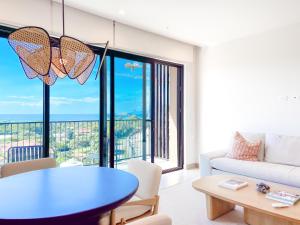 Tropical Tide, Ocean Views & Beach Club