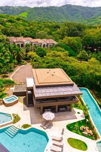 Tropical Tide, Ocean Views & Beach Club