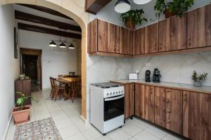 Cosy 3BR Maltese Townhouse - Close to Valletta by Isola360