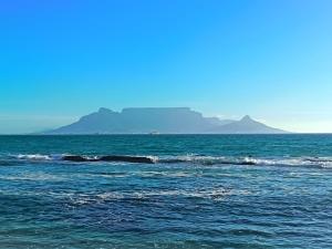 Ocean Whisper Room 6 minutes away from the beach