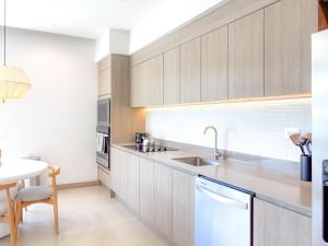 Coco Vista Condo, Beach Club & Ocean Glimpses