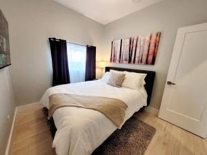 1 bdrm plus Den Juliet balcony 24-7Gym Windsor ON