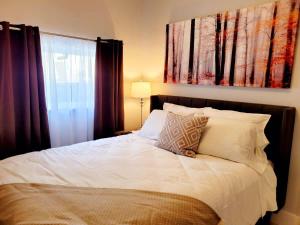 1 bdrm plus Den Juliet balcony 24-7Gym Windsor ON