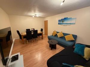 2 Bedroom Ground Floor Flat with Kitchen & Parking