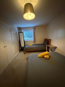 2 Bedroom Ground Floor Flat with Kitchen & Parking