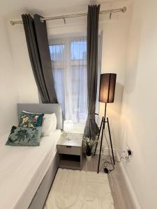 Private single room near station & town centre