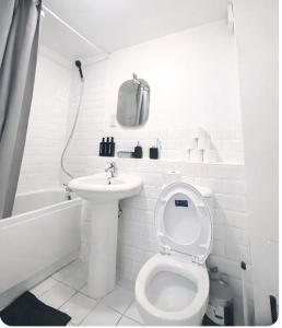 Large Contractor Friendly 2 Bed Flat with Free Parking Sleeps 8 Woolwich Greenwich and Thamesmead SE18