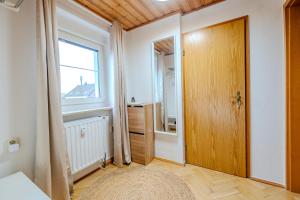 Cozy Boho Apartment near Zwickau-West with WiFi and Parking