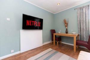 DiscountsContractorsWIFIFree ParkingSmart TV