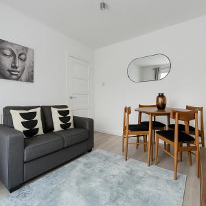 Contemporary 1-Bedroom Flat in Neasden