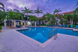 Cozy Retreat 2BR Hideaway Moments from the Water