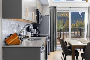 Scenic 3BR Townhouse with Mountain Views Near Banff