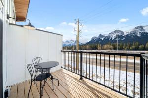Scenic 3BR Townhouse with Mountain Views Near Banff