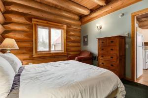 Wonderful Rockies Cabin Getaway for Hike or Ski