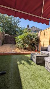 Tranquil Garden Haven, Comfy Family & Contractor Pad