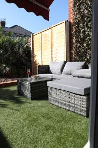 Tranquil Garden Haven, Comfy Family & Contractor Pad