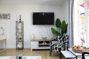 Tranquil Garden Haven, Comfy Family & Contractor Pad