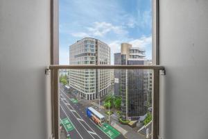 Cityscape Abode near Hospital and Queen St