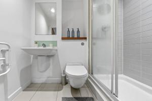 Premium modern 2-bed-2bath great for contractors families groups fast wife 10 sleeps