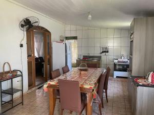 Casa da Dona Edi 200 m da Praia Ar-Condicionado WiFi Até 8 Pessoas