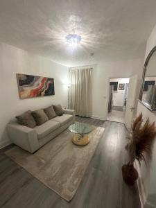 Bright & Comfortable 2-bed Flat