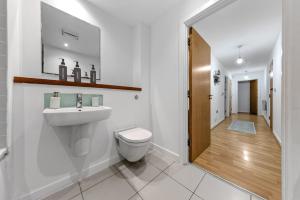 Premium modern 2-bed-2bath great for contractors families groups fast wife 10 sleeps