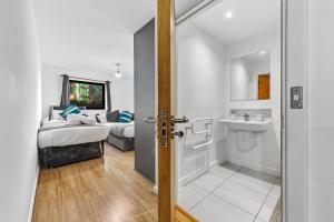 Premium modern 2-bed-2bath great for contractors families groups fast wife 10 sleeps