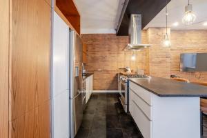 Elegant Downtown Stay, Near Bell Centre MTL