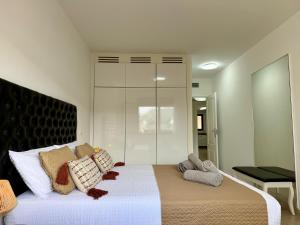 Las Canteras Beach by SunHousesCanarias