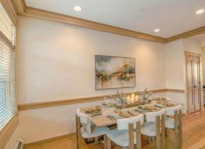 Big Sky Getaway - Fireplace Pool Access