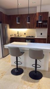 Luxurious 2 bedroom Steps from Beach