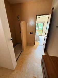 Luxurious 2 bedroom Steps from Beach