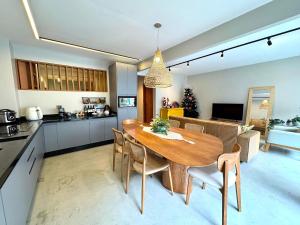 Casa familiar com área gourmet e espaço kids