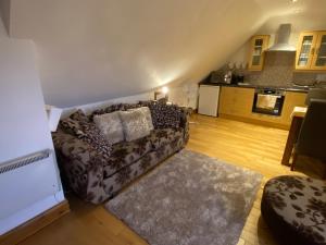 Studio Apartment with parking and close walk to beach and town