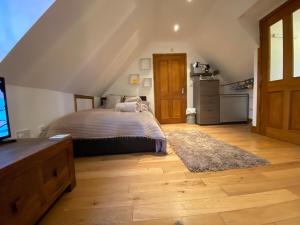 Studio Apartment with parking and close walk to beach and town