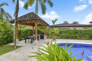 Casa Brisa y Mar - Poolside Bliss, Walk to Beach