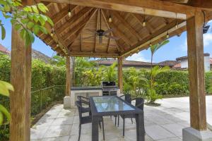 Casa Brisa y Mar - Poolside Bliss, Walk to Beach