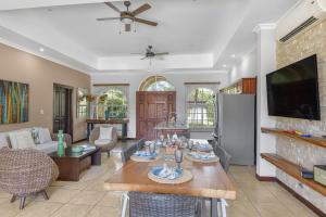 Casa Brisa y Mar - Poolside Bliss, Walk to Beach