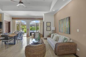 Casa Brisa y Mar - Poolside Bliss, Walk to Beach