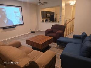 Beautiful TowneHome - 2 bedroom and projector