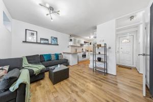 Modern 1-Bedroom Apartment near Elephant & Castle Excellent for contractors groups families fast WiFi