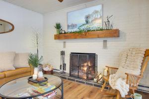 Waterfront Deck! Chic Lower Scott Lake Cottage