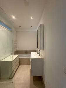 Before requesting, read the host profile at the bottom of page # Canal view appartement in the Jordaan