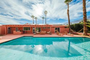 Palm Springs Pink House Villa with Pool, Casita & Mountain Views - Seasonal Special Offer