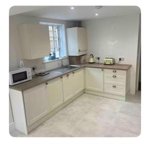 Coastal cottage on a bridle path in Lilliput- Sandbanks