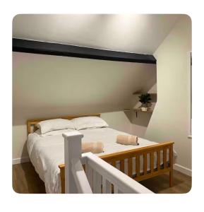 Coastal cottage on a bridle path in Lilliput- Sandbanks