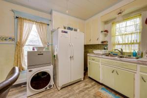 Idyllic Rochester Apt with Hot Tub 2 Miles to Dtwn!