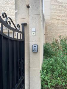 Lescalier rouge - Maison typique avec cour